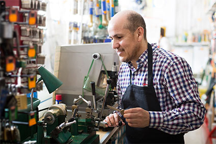 Schlüsseldienst Mitarbeiter der sich um ein Shcloss kümmert