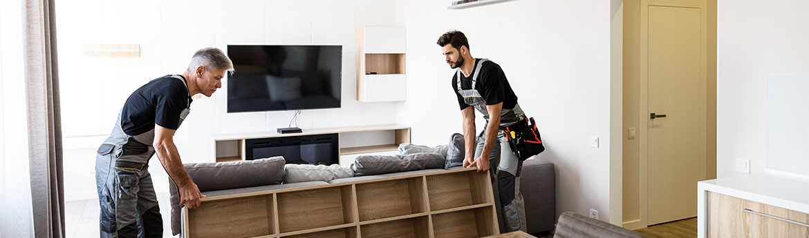 Umzugsunternehmen packt Möbel